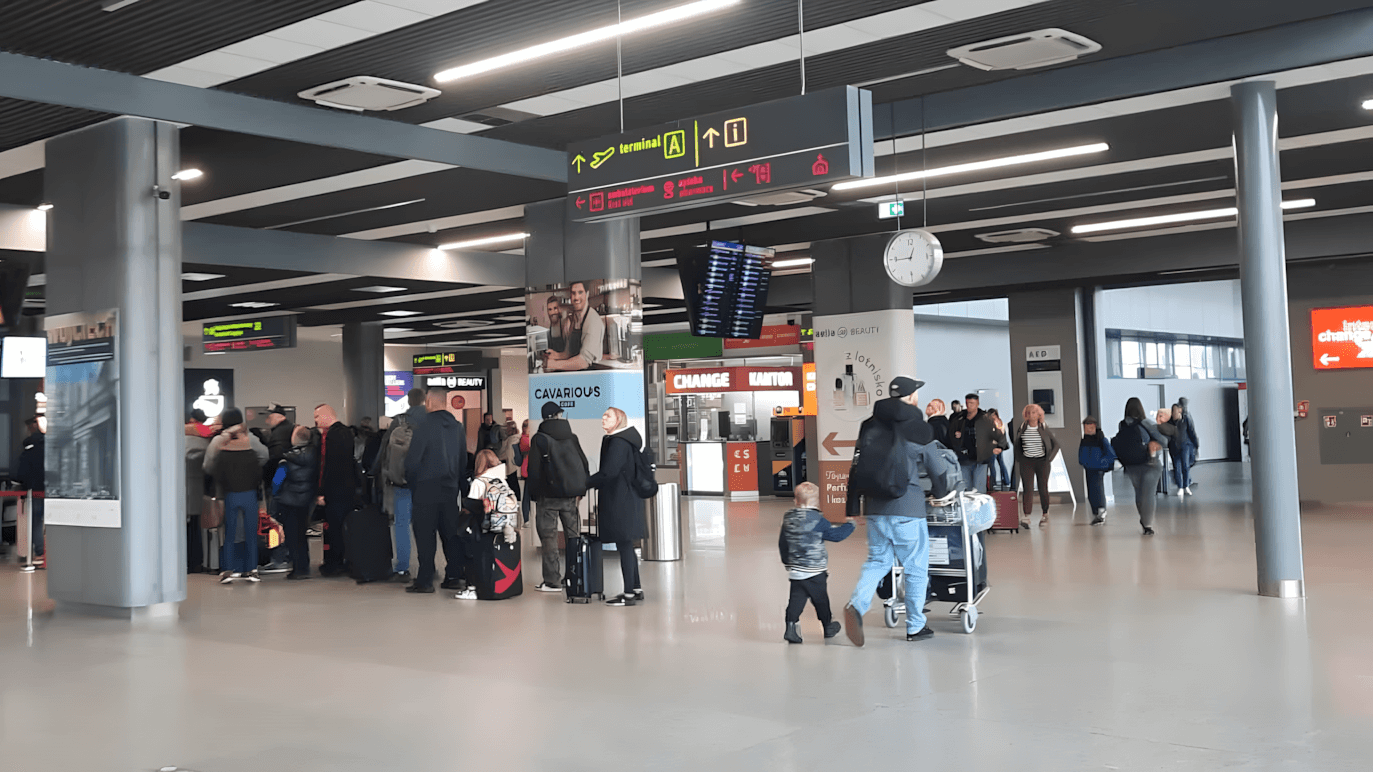 Agresywny pasażer przyleciał z Dublina. Po opuszczeniu samolotu trafił do celi w Bytomiu