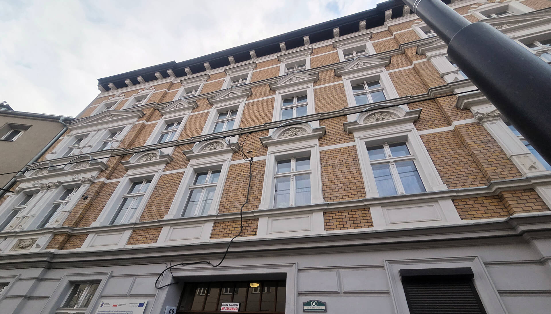 Wyremontowana elewacja Katowickiej 60