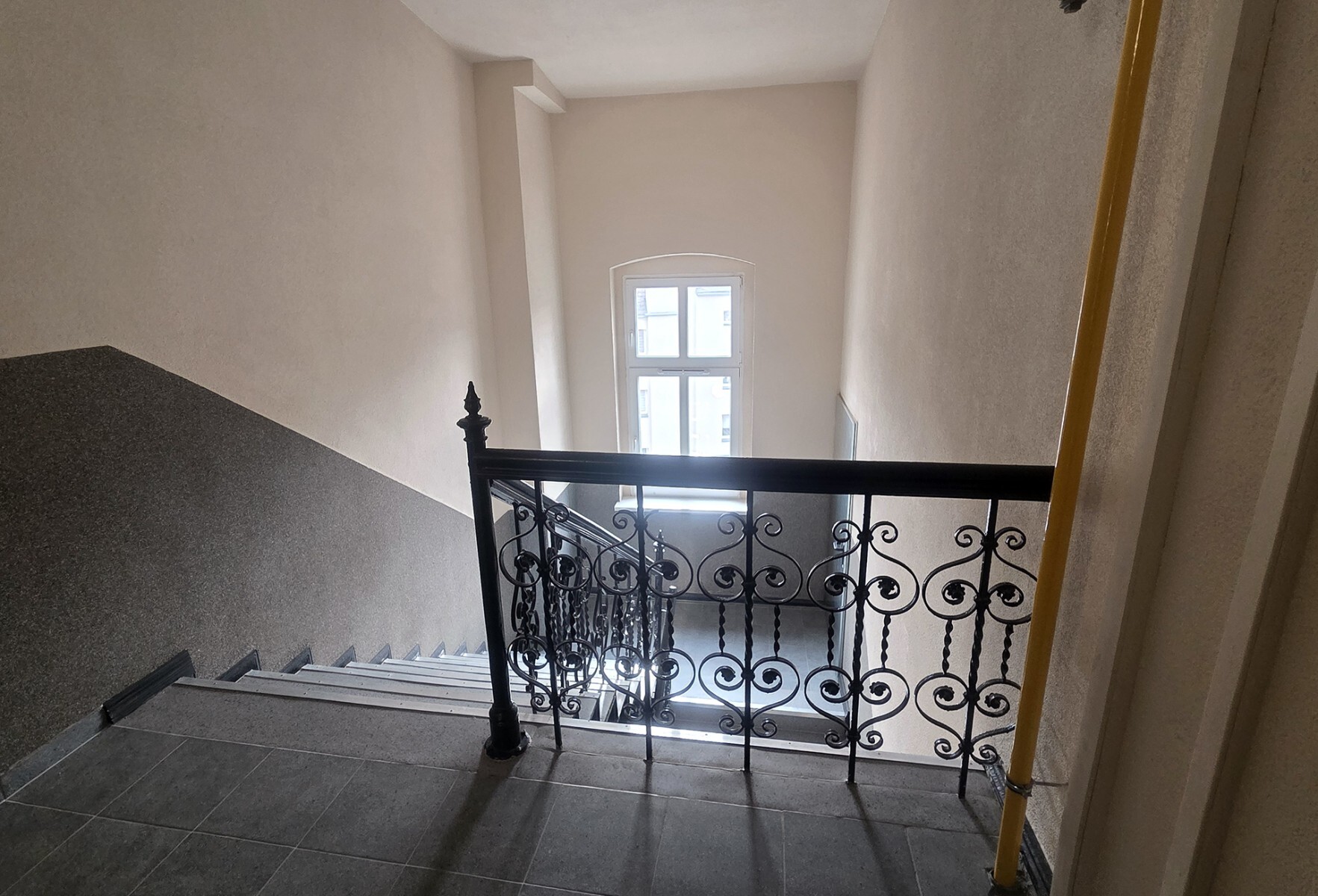 Wyremontowana klatka schodowa Katowickiej 60