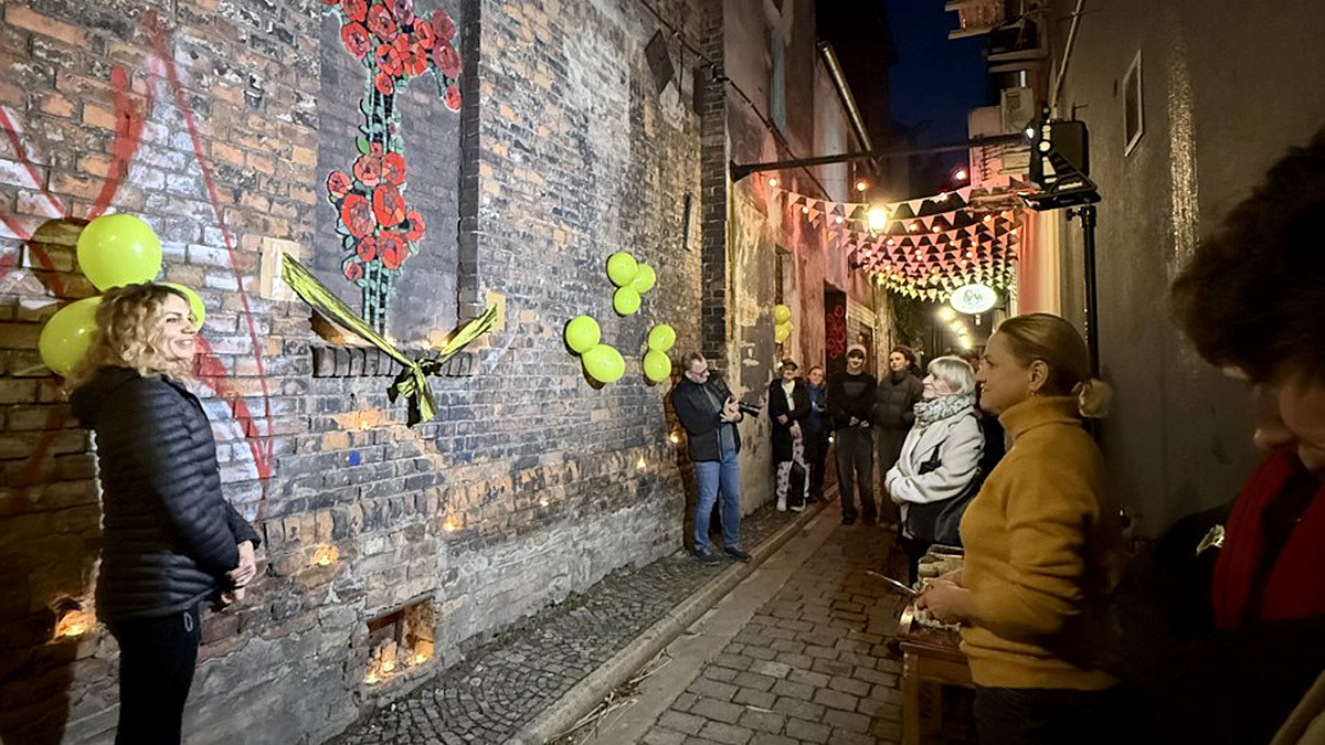 Róże w Zaułku. Kolejna mozaika w najwęższej uliczce Bytomia