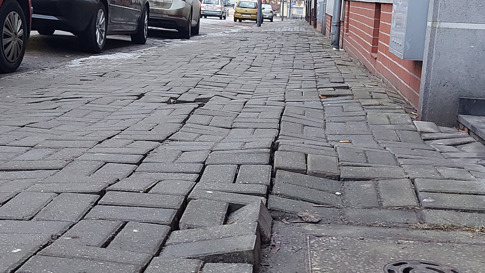 Chodniki w Bytomiu jak A1 w Piekarach. Drogowcy: to wina zimy