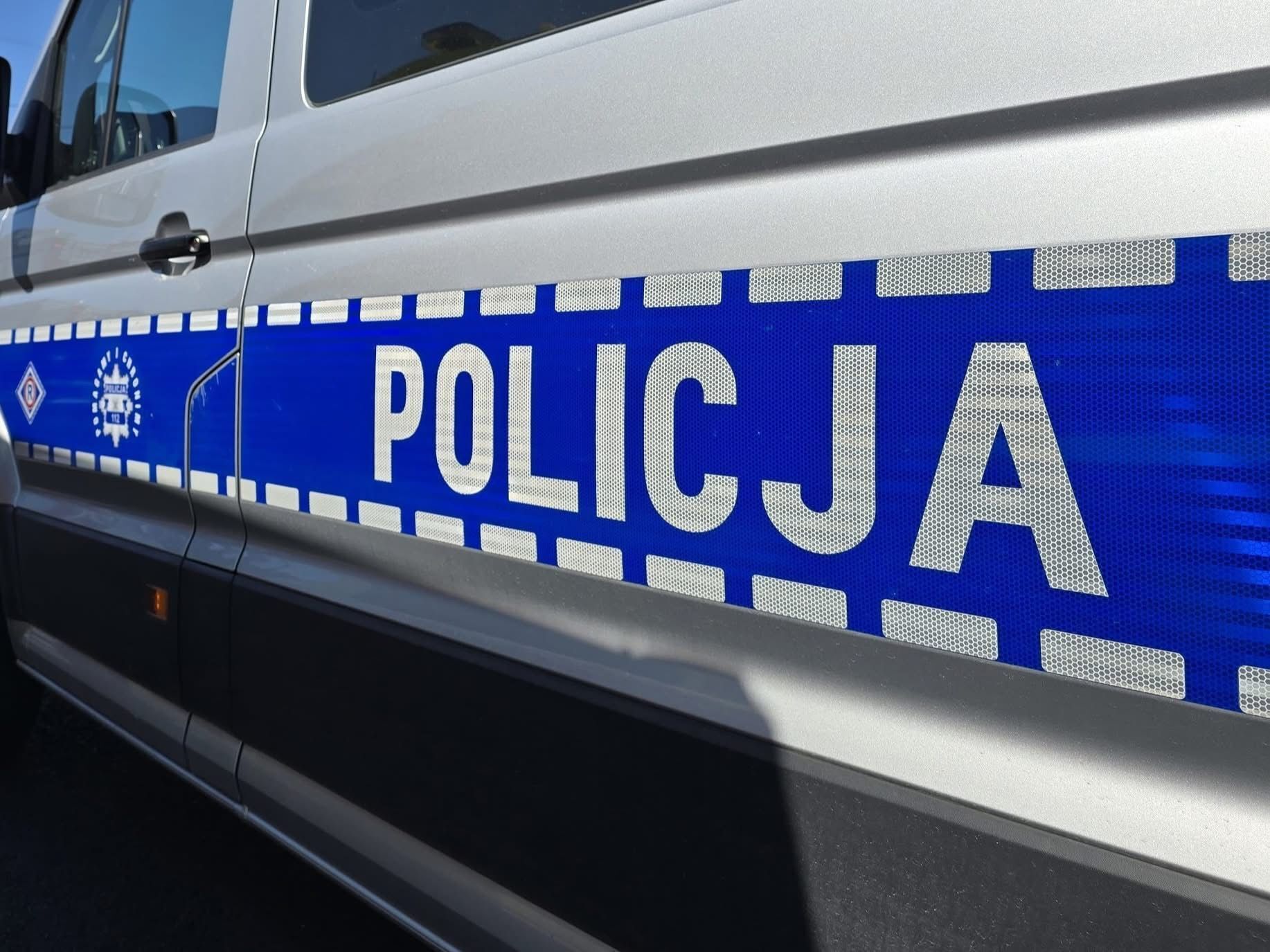 Wypadek w Bytomiu. Zderzenie motoroweru z samochodem w Bobrku. Lądował LPR. Droga zablokowana