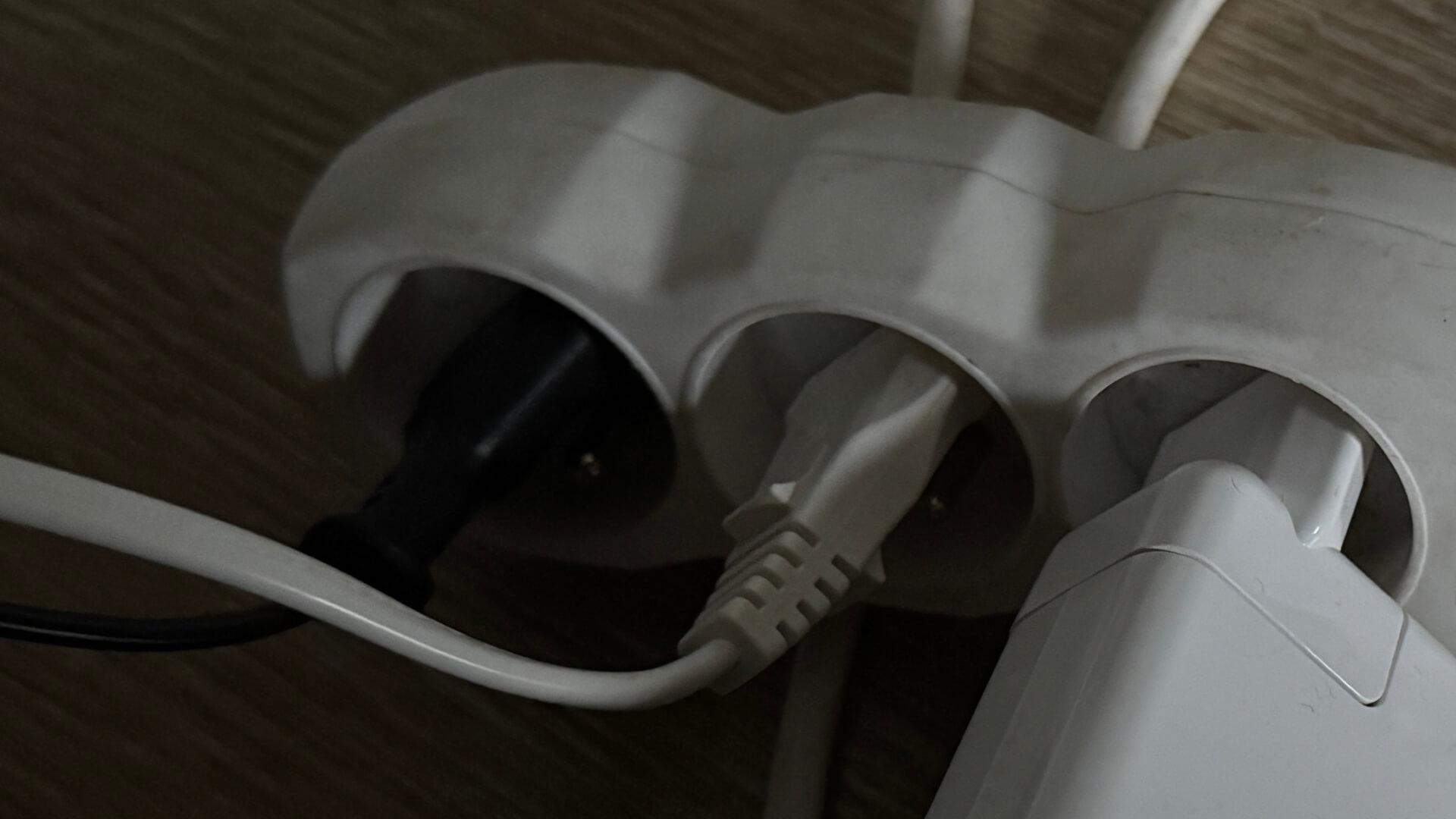 Kolejni mieszkańcy Bytomia przyłapani na kradzieży prądu. Za kratami mogą spędzić choćby 5 lat