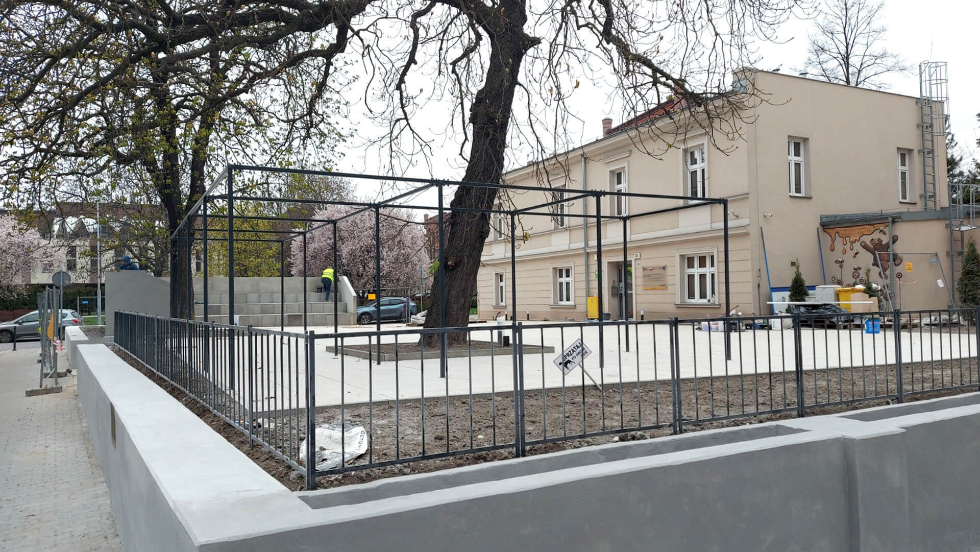 Przed Domem Polskim Ul wyrosła... trybuna. Zaniedbany skwer przy ul. Korfantego w Bytomiu odzyskuje blask