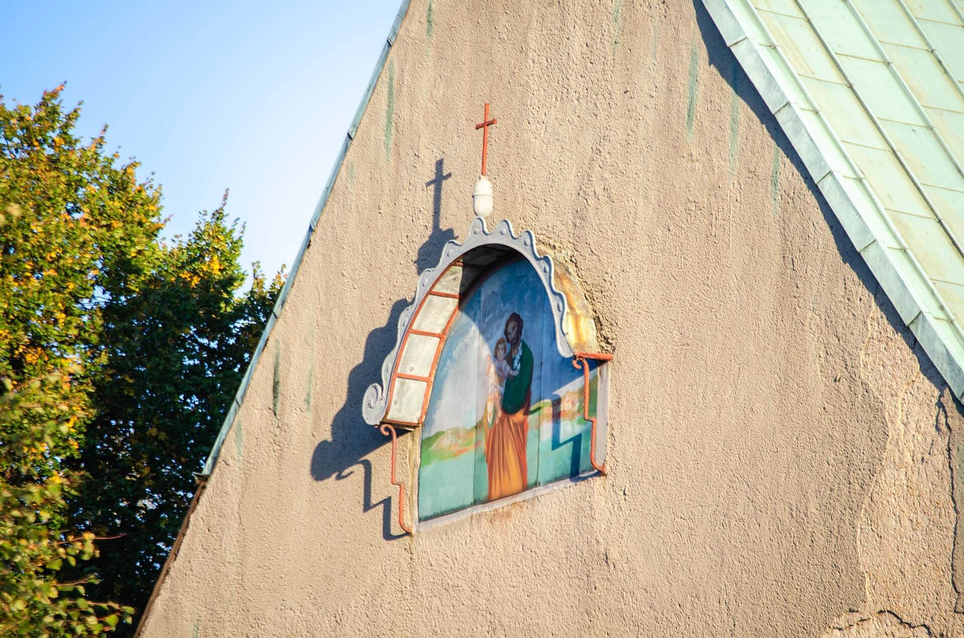 2016 rok: mural na frontonie kościoła św. Józefa Robotnika