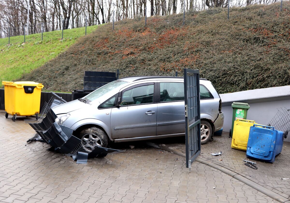 Samochód rozwalił śmietniki na tyłach sklepu
