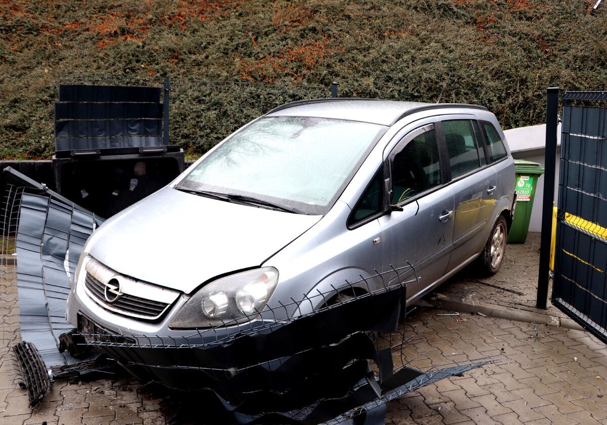 Samochód rozwalił śmietniki na tyłach sklepu