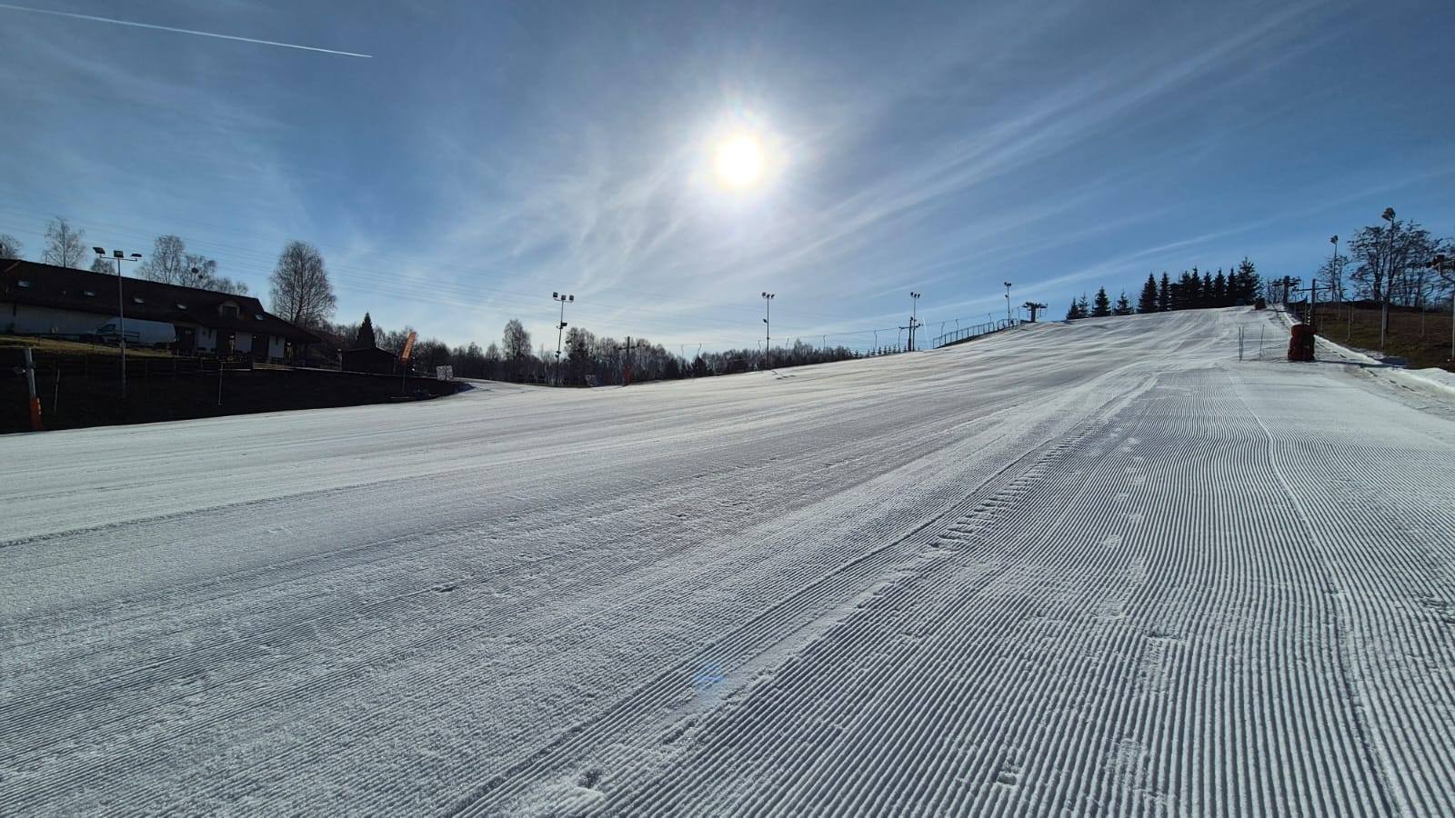 15 stopni na dworze, a w Bytomiu jeżdżą na nartach. Sezon w Sport Dolinie trwa nadal