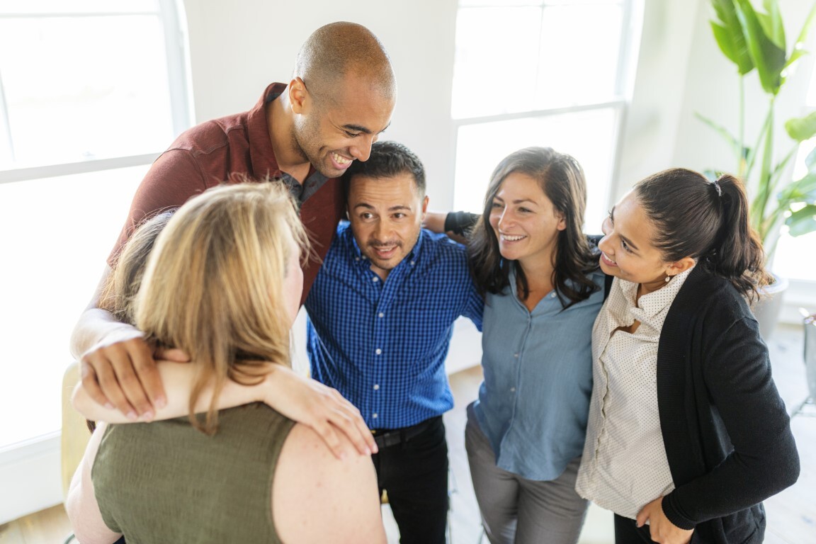 Dlaczego jedni ludzie rozkwitają, a inni gasną? Poznaj studia z psychologii, które szukają odpowiedzi