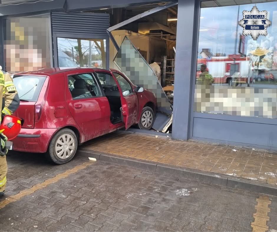 87-latek dodał gazu na parkingu. Jego samochód wjechał w witrynę cukierni