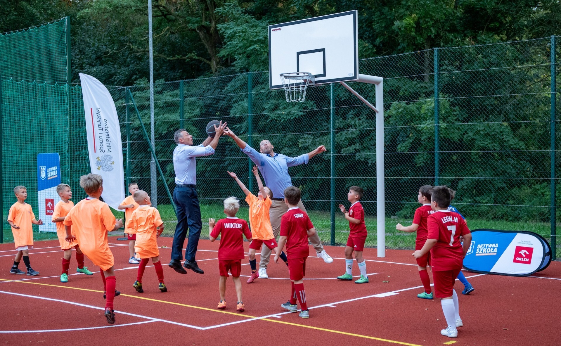 Ministrowie z prezydentem i młodymi ochotnikami zagrali w kosza na zrewitalizowanym Orliku