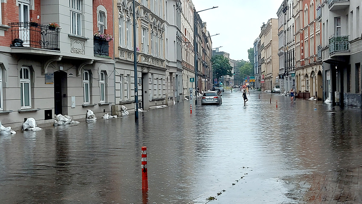 Piłsudskiego pływa, a minister nie śpieszy się z decyzją